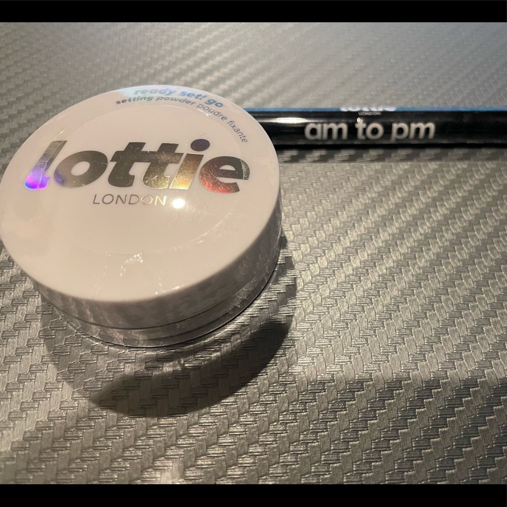 Lottie Set. True translucent setting powder. Black eyeliner Am to PM